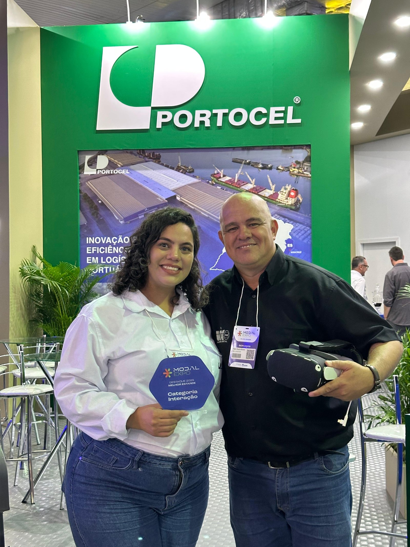 Registro no estande da Portocel, com o troféu da Modal Expo e os óculos de realidade virtual.